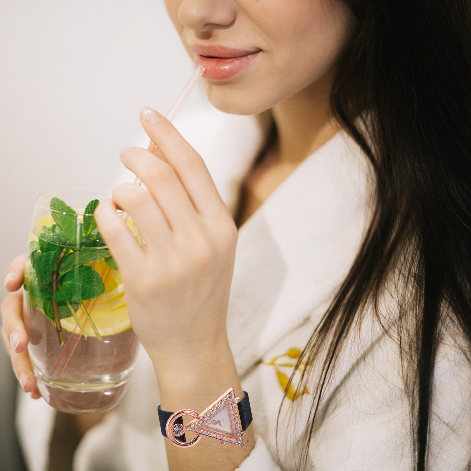 قطعة واحدة: ساعة يد أنيقة للنس - مراجعة Watch Triangle Luxury وسعره