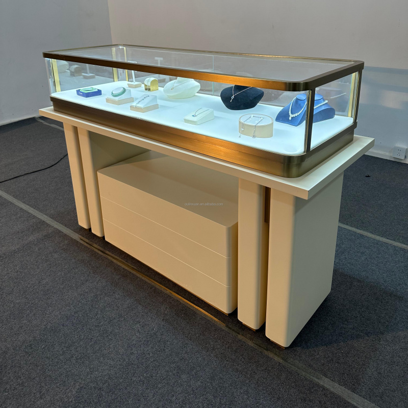 طاولة عرض ساعات ومجوهرات من ال - مراجعة Luxury Watch Store وسعره