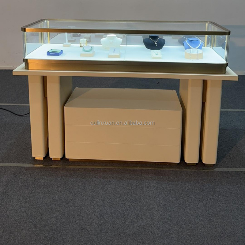 طاولة عرض ساعات ومجوهرات من ال - مراجعة Luxury Watch Store وسعره