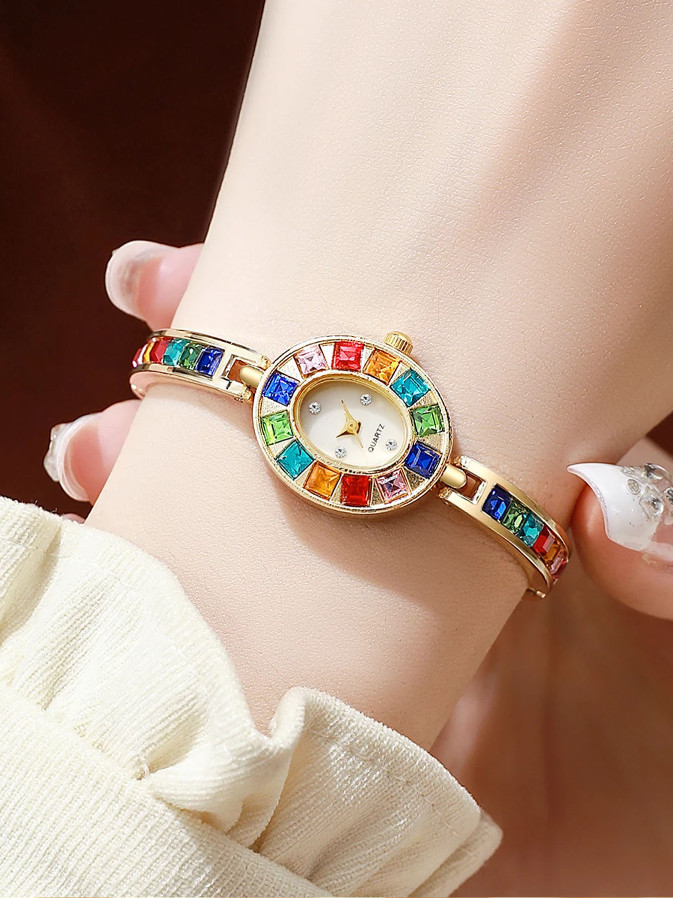 ساعة نسائية - صغيرة، مميزة، أز - مراجعة Luxury Watch Trading وسعره