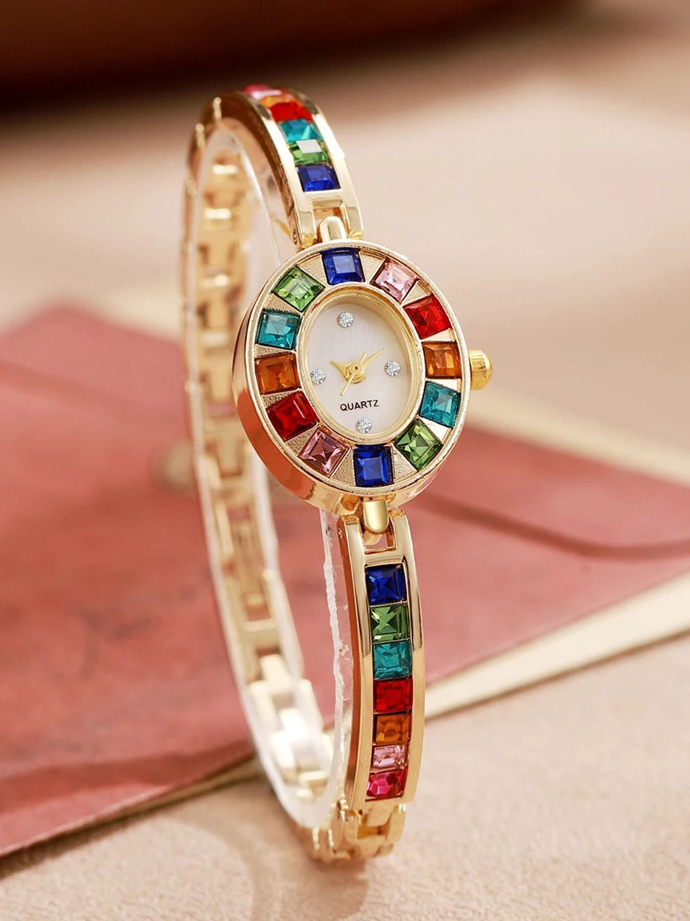 ساعة نسائية - صغيرة، مميزة، أز - مراجعة Luxury Watch Trading وسعره