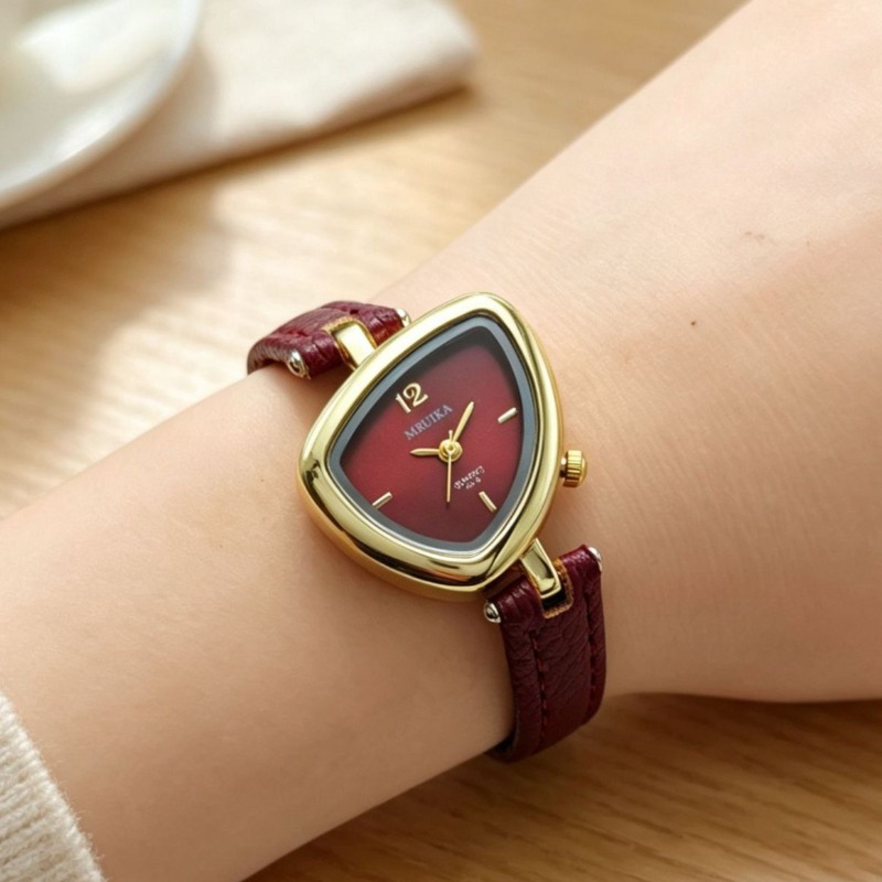 ساعة يد نسائية أنيقة بتصميم مث - مراجعة Watch Triangle Luxury وسعره